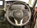 ハンドルにHondaセンシング系のクルーズコントロールやレーンキープアシストなどのスイッチと、オーディオの操作スイッチが装備されています。ハンドルから手を離さず安全に操作できます。