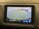 リバースギアに入れるだけで後方の表示へ切り替わります。夜間や雨の日の駐車も楽になりますよ。