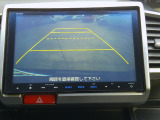 バックカメラの画像です。ガイドラインがスムースな車庫入れをサポートいたします。車庫入れの安心感がアップしますね。