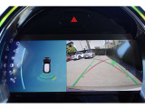 【リアビューカメラ(予想進路表示機能付】パーク・ディスタンス・コントロールが車両の前方や後方にある障害物までの距離を信号音とビジュアルで知らせ、狭いスペースでの駐車や車庫入れをサポートします。