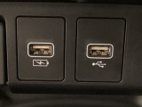 エアコン操作パネルの下に、スマートフォンなどの充電可能なUSB端子と、音源などの外部入力の可能なUSB端子がついています。移動中に充電もできるので便利です。
