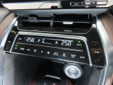☆☆運転席、助手席独立機能オートエアコン☆助手席に寒がりの方が乗っても大丈夫!!左右別々に温度設定ができます。