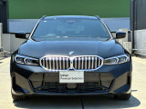 【BMWの伝統】BMWの特徴的な&ldquo;キドニーグリル&rdquo;は、80年以上続く伝統の形でございます。変わらないこだわりのデザインが、プレミアムブランド&ldquo;BMW&rdquo;を創り出します。