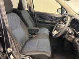 ゆったりと座れる運転席シートですのでストレスなく運転が出来ますよ!