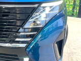 【LEDヘッドライト】悪天候や夜間走行時も良好な視界を確保し安心して運転できる高輝度LEDヘッドライトを装備!点灯速度が早く、消費電力も抑えられています。