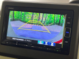 【バックカメラ】駐車時に後方がリアルタイム映像で確認できます。大型商業施設や立体駐車場での駐車時や、夜間のバック時に大活躍!運転スキルに関わらず、今や必須となった装備のひとつです!
