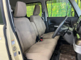 運転席まわりには十分なスペースがあり、大柄な方でもゆったり運転していただける環境です。
