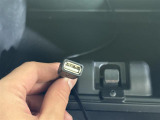 【アクセサリーソケット(電源ソケット)】電源からケーブルをつなげば、スマートフォンなどの電子機器の充電などを行うことができます!ゲーム機器や、カメラの充電にも便利ですね。