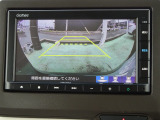 後退時に車両の後ろ側をモニター画面に表示します。車庫入れなどでバックする際に後方確認ができて便利です。車庫入れが苦手な人もこれで安心。