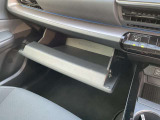 グローブボックス。車検証ブックや小物などが収納できるスペースがあります。