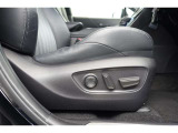 運転席にはパワーシートが付いております。パワーシートは指先1つで操作出来るためチカラの弱い女性の方でもシートに座ったまま操作出来ます♪