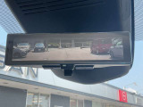 【スマートルームミラー】バックドアについてますカメラと連動して、後方の映像がルームミラーに映ります。