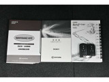 説明書も付いております。お車の操作方法や、トラブル回避方法が記載されているため、意外と役に立ちます。