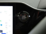 【プッシュスタート】スマートキーを携帯して、ブレーキを踏みながらスタートスイッチを押すだけでエンジンがかけられます。