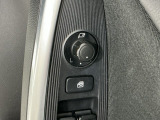 狭い駐車場で便利な電動格納ドアミラーが付いています。
