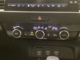 オートエアコンがついてますので、お好みの温度をセットするだけで風の強さや風量を自動で調整します。スイッチやダイヤル類も簡単操作で快適に過ごせます。