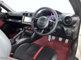 高いホールド性で運転姿勢が安定します。長距離ドライブでも疲れにくいのが魅力です。快適なドライビングライフをお送りください♪