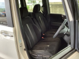 【ベンチシート】運転席と助手席の移動もスムーズ!狭い駐車場での乗り降りや、お子様の乗り降りにも便利です。座席の間にコンソールボックスやドリンクホルダーがないため、車内空間が広く感じます。