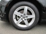 全車両に標準装備の純正アルミホイールは、純正ならではのバランスの良いデザインと、走行安定性をお楽しみ頂けます。