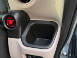 運転席側のドリンクホルダーです