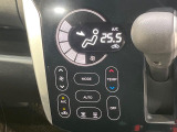 【オートエアコン】一度お好みの温度に設定すれば、車内の温度を検知し風量や温度を自動で調整。暑い&hellip;寒い&hellip;と何度もスイッチ操作をする必要はありません。快適な車内空間には必須の機能ですね♪