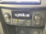 【オートエアコン】一度お好みの温度に設定すれば、車内の温度を検知し風量や温度を自動で調整。暑い&hellip;寒い&hellip;と何度もスイッチ操作をする必要はありません。快適な車内空間には必須の機能ですね♪