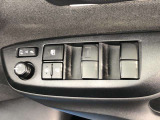 パワーウィンドのスイッチです。運転席に座りながら、助手席や後席の窓を開け閉めできるので大変便利ですよ。
