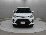 薄型LEDヘッドランプや右左折時に車両内側から外側へ流れるように点灯するLEDシーケンシャルターンランプの採用により、先進性を演出しています。