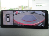 見えない部分の危険察知をサポートする360&deg;ビューモニター+フロントパーキングセンサーです。車両の前後左右にある4つのカメラを活用し、センターディスプレイの表示や各種警報音で定速走行時や駐車時に車両周