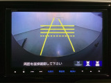 バックでの車庫入れも安心です! リアカメラが付いているバックモニター付のナビを装備しております。操作線もついており距離感も画面から確認できます。