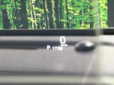 【カラーヘッドアップディスプレイ】現在の速度や走行情報をデジタル表示で運転席前方のガラスに投影!カラー付きで視認性も高く、運転中目線をずらさず必要な情報を確認できるのでとっても便利で安心!