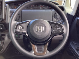 Hondaセンシング搭載ミリ波レーダーと単眼カメラで、クルマの前方の状況を認識。ブレーキやステアリングの制御技術と協調し、安心・快適な運転や事故回避を支援する先のシステムです
