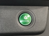 ECON モードをON にするとアクセルペダルの動きに対するエンジンの反応とエアコンの制御を切り換えることで、燃費のいい運転をするドライバーがペダルを踏んだ時と同じようにエンジンを制御します。