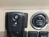 エンジンスタートボタンです。キーが車内にあれば、エンジンの始動・停止はブレーキを踏んでスイッチを押すだけ!キーを取り出す手間を省き、ワンプッシュでエンジンを操作するので簡単でスムーズです。