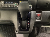 CVT車のセレクトレバーです。低速から高速まで、変速ショックのないスムーズな走りと、エンジン効率のよい領域を維持して燃費にも貢献します。サイドブレーキはスイッチ操作の電子制御パーキングブレーキです。