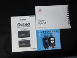 カギをバッグやポケットに入れたままでもドアロックの開閉やエンジン始動ができる『スマートキー』付き!暗くなってもキー穴を捜す必要が無くとっても便利ですから人気の装備です!