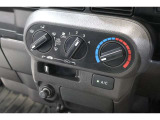マニュアルエアコンのお車です!直感的な操作で車内の温度を調節することができます!