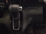 オートマチックシフトレバーは、手になじみ操作しやすい形状で安全運転にもつながります♪