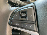 【ハンドルリモコン】運転中でも手を離さずにオーディオ操作ができ、安全性と快適性がアップします。音量調整や曲送りもスムーズで、視線をそらさずに操作できます。