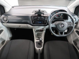 シンプルなデザインと一目でわかるスイッチの配置はPeoples Car=みんなの車という考えの現れです。各スイッチにはバックライトもついており、夜間でも安全に操作して頂けます。