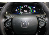 ハンドル左側にはオーディオ操作が出来るオーディオリモートコントロールスイッチ、右側にはHondaSENSINGとオートクルーズスイッチを装備!長距離運転や高速道路の運転では大活躍です!