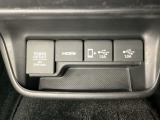 アクセサリーソケットはUSBのアダプターなどをつければ、スマホの充電にも使えます。横にはナビゲーション用の外部入力可能なUSB端子などがついており、周辺には物が置けるボックスがついています。