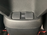 アームレストの後ろ側には、リア席用の充電可能なUSB端子が2個ついています。移動中に充電もできるので便利です。