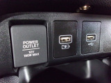 12V電源ソケットを設置しております。周辺機器の充電にご利用頂けます。便利な充電用USBジャックも付いています。
