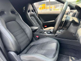 運転席側からの画像になります。座りやすいシートの為、長時間ドライブも疲れを感じにくいです。