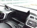 運転席の前にも、すぐに取り出したいものを入れて置ける収納スペースがあります。