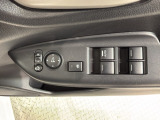 狭い駐車場で便利な電動格納ドアミラーが付いています。
