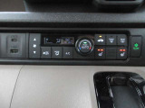 AUTOエアコンでいつでも快適な温度に!さらに運転席と助手席にはシートヒーターも付いています。