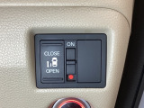 左側電動スライドドアは運転席からでも操作ができるように、ハンドル付近に開閉の操作スイッチが付いています。
