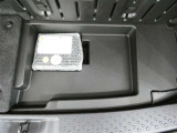 スペアタイヤレス車です。応急セットを搭載しております。